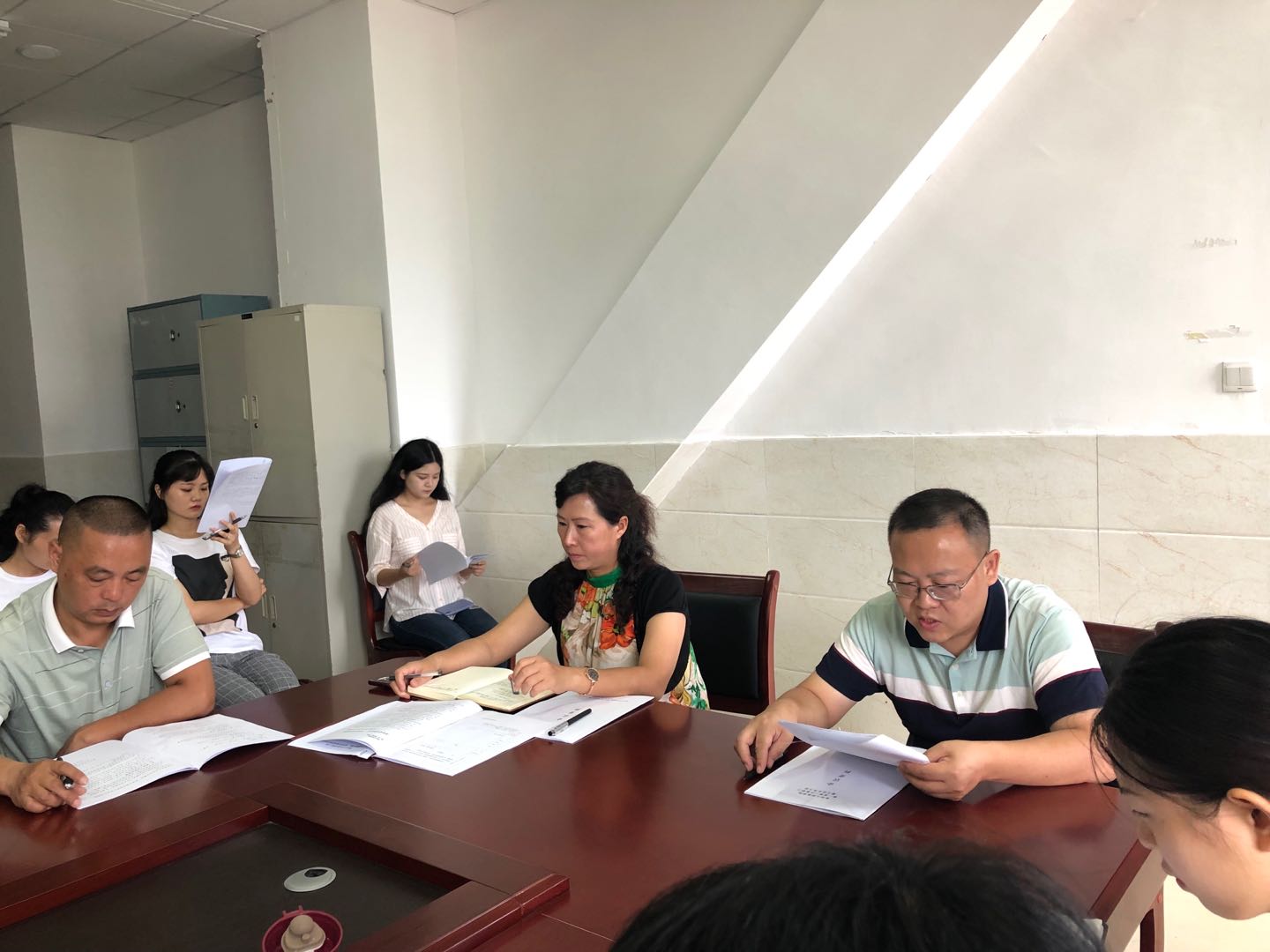 说明:E:\照片、音频\2018-2019-2\第一届第二次教职工大会\英国365集团“两代会”３.jpg